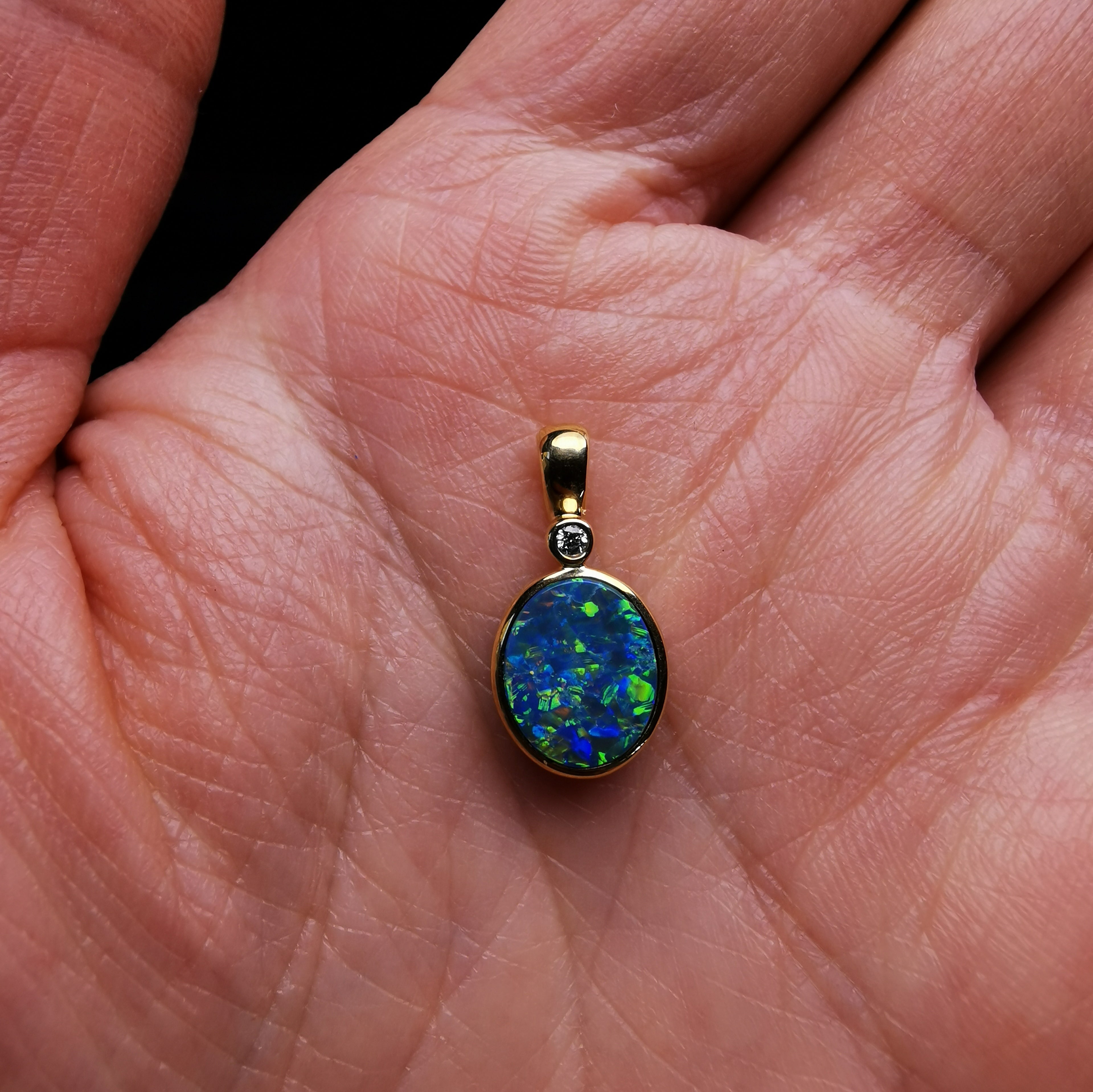 En nat omgive vidnesbyrd 14K gold with diamond Australian black opal pendant – Lucy&Roise