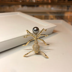 Sea shell pearl ant brooch